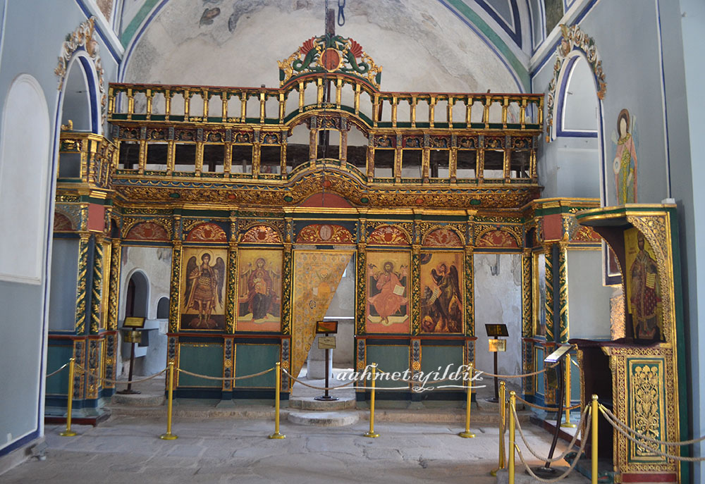 Iconostasis (18-19. yy)
(The screen seperating the naos, a place for the people, from the abscissa the holy place, and on which icons are attached on.)