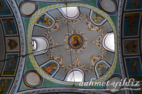 Dome and Vaults 
Christ Pantocrator (the dome), Emperor Konstantin and his mother Helene and two more Saints (wheel), four Bible authors (pendantives), 12 apostles and angles (the South, North and east vaults), the Virgin Mary, the Baptism of Christ, angel, Eve carrying the forbidden fruit and Adam and Eve’s expulsion from heaven (West vault)