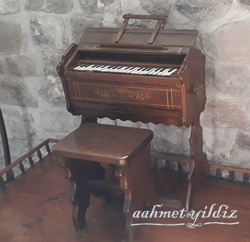 Keyboard
Another interesting object which is exhibited in Aya Eleni Museum is a small mellotron. Although Orthodox churches dont use the mellotron for their rituals, this musical instrument is an important object due to reveal the relationship between Turks and Greeks.

The mellotron was commended to Mehmet Sudi Oğlakçı who was the district manager of Sille by a Greek family that migrated while population exchange.
This artifact which was produced by (Mason & Hamlin) in 1882 is a melodeon that was renovated and redound to the church by Selçuklu Mucipality.